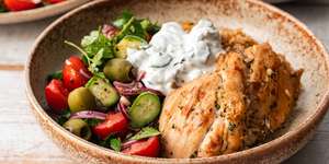 Bol mediteranean cu pui suculent, orez și tzatziki fresh