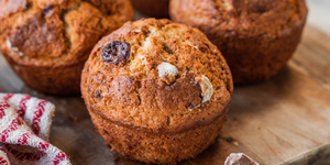 Brioșe cu banane și ciocolată de Paște