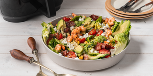 Salată cu creveți, bacon crocant și porumb