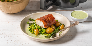 Cod crocant învelit în prosciutto, cu legume
