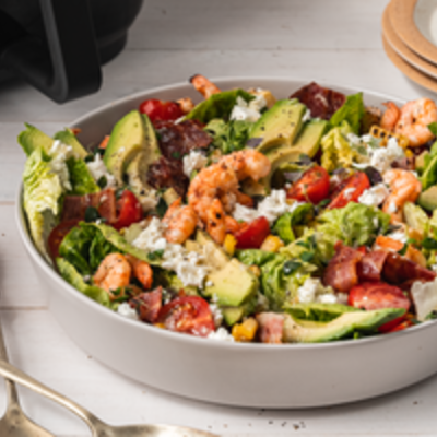 Salată cu creveți, bacon crocant și porumb