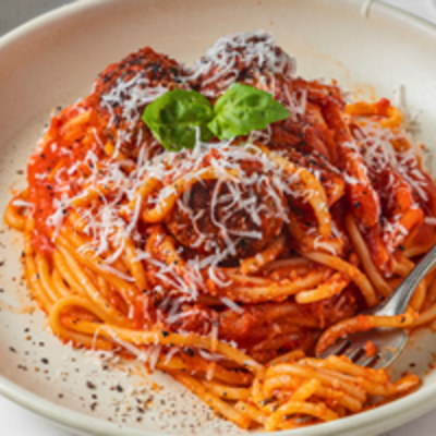 Spaghete cu chifteluțe de curcan în sos de roșii