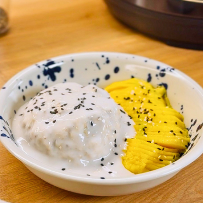 Terci cremos de ovăz cu mango și sos de cocos
