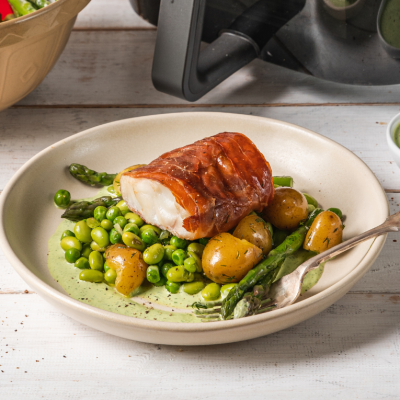 Cod crocant învelit în prosciutto, cu legume