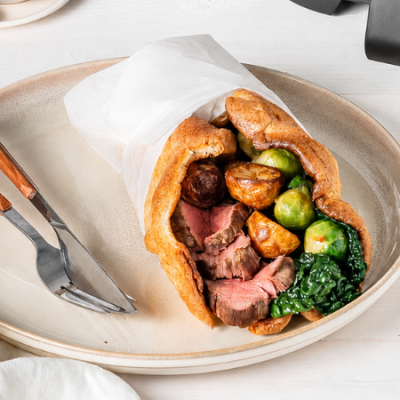 Wrap Yorkshire Pudding cu friptură și garnituri