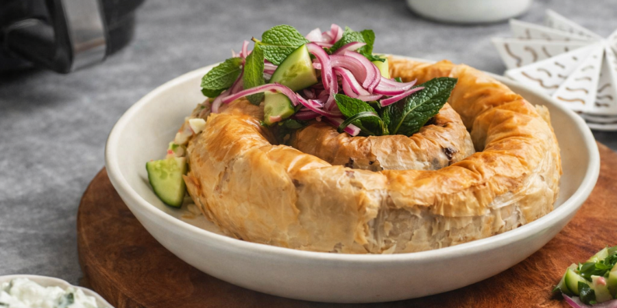 Ruladă vegană crocantă cu dovleac plăcintar și curmale