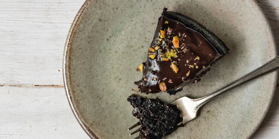 Prăjitură vegană decadentă cu ciocolată