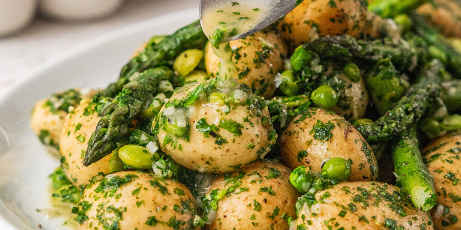 Cartofi noi cu verdețuri și sos aromat de unt și lămâie