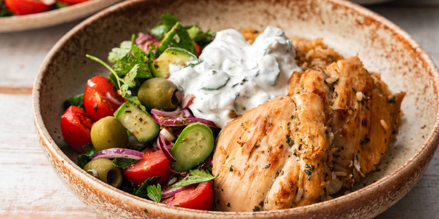 Bol mediteranean cu pui suculent, orez și tzatziki fresh