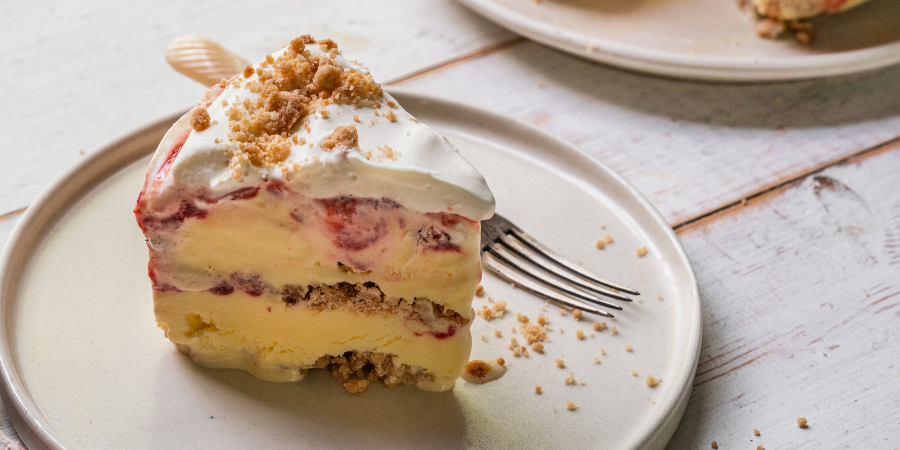 Tort cu înghețată, căpșuni și soc