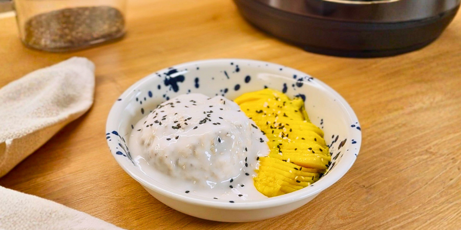 Terci cremos de ovăz cu mango și sos de cocos